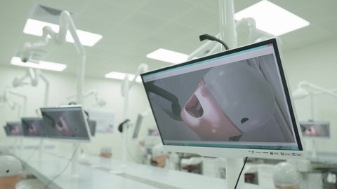 فصول واسعة للمحاضرات والدورات التعليمية في السعودية ، جودة العلم والتعليم في المجتمع السعودي, أماكن لإقامة دورات تدريبية للطلاب, التصميم الداخلي لقاعة وفصل مجهز بأحدث الأجهزة التقنية الحديثة في إحدى جامعات المملكة, كليات وجامعات أكاديمية متطورة