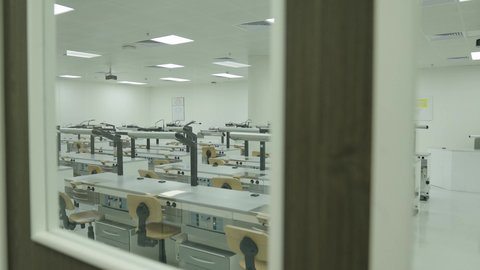 أماكن لإقامة دورات تدريبية للطلاب, التصميم الداخلي لقاعة وفصل مجهز بأحدث الأجهزة التقنية الحديثة في إحدى جامعات المملكة, جودة العلم والتعليم في المجتمع السعودي, فصول واسعة للمحاضرات والدورات التعليمية في السعودية ، كليات وجامعات أكاديمية متطورة