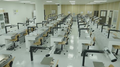 فصول واسعة للمحاضرات والدورات التعليمية في السعودية ، جودة العلم والتعليم في المجتمع السعودي, أماكن لإقامة دورات تدريبية للطلاب, التصميم الداخلي لقاعة وفصل مجهز بأحدث الأجهزة التقنية الحديثة في إحدى جامعات المملكة, كليات وجامعات أكاديمية متطورة