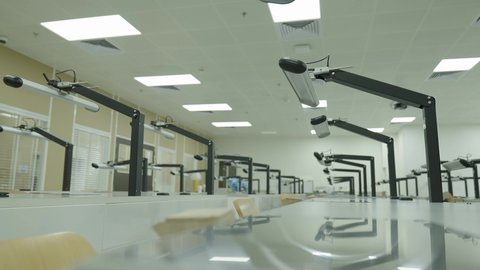 التصميم الداخلي لقاعة وفصل مجهز بأحدث الأجهزة التقنية الحديثة في إحدى جامعات المملكة, فصول واسعة للمحاضرات والدورات التعليمية في السعودية ، جودة العلم والتعليم في المجتمع السعودي, أماكن لإقامة دورات تدريبية للطلاب, كليات وجامعات أكاديمية متطورة