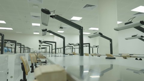 أماكن لإقامة دورات تدريبية للطلاب, التصميم الداخلي لقاعة وفصل مجهز بأحدث الأجهزة التقنية الحديثة في إحدى جامعات المملكة, جودة العلم والتعليم في المجتمع السعودي, فصول واسعة للمحاضرات والدورات التعليمية في السعودية ، كليات وجامعات أكاديمية متطورة