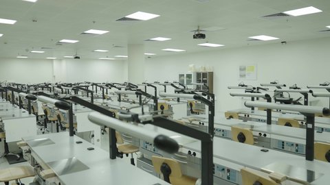 جودة العلم والتعليم في المجتمع السعودي, أماكن لإقامة دورات تدريبية للطلاب, التصميم الداخلي لقاعة وفصل مجهز بأحدث الأجهزة التقنية الحديثة في إحدى جامعات المملكة, فصول واسعة للمحاضرات والدورات التعليمية في السعودية ، كليات وجامعات أكاديمية متطورة