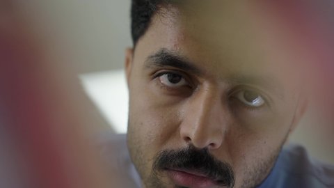 مفهوم التدريب العملي، استخدام معدات وأدوات طب الأسنان، تصوير مقرب لطالب جامعي بكلية الأسنان يرتدي القفازات يقوم بفحص مجسم طاقم أسنان، الأساليب العلاجية المتبعة للعناية بالفم، معالجة التسوس وتركيب الحشوات