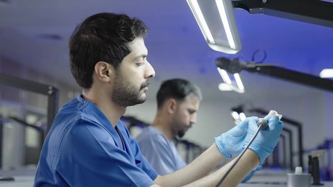 الأساليب العلاجية المتبعة للعناية بالفم، التعليم الجامعي فى المملكه العربيه السعوديه ، معالجة التسوس وتركيب الحشوات،استخدام معدات وأدوات طب الأسنان،مجموعة من الطلاب الجامعيين السعوديين بكلية الأسنان يرتدون القفازات يقومون بنحت طاقم أسنان