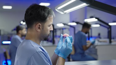 التعليم الجامعي فى المملكه العربيه السعوديه ، معالجة التسوس وتركيب الحشوات،استخدام معدات وأدوات طب الأسنان، الأساليب العلاجية المتبعة للعناية بالفم، مجموعة من الطلاب الجامعيين السعوديين بكلية الأسنان يرتدون القفازات يقومون بنحت طاقم أسنان