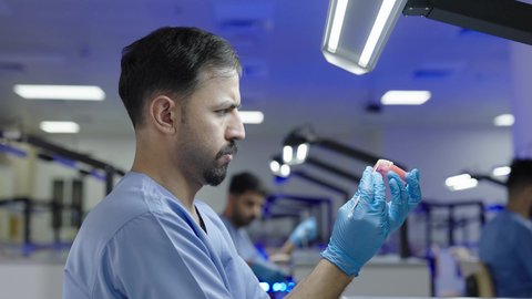 التعليم الجامعي فى المملكه العربيه السعوديه ، معالجة التسوس وتركيب الحشوات،استخدام معدات وأدوات طب الأسنان، الأساليب العلاجية المتبعة للعناية بالفم، مجموعة من الطلاب الجامعيين السعوديين بكلية الأسنان يرتدون القفازات يقومون بنحت طاقم أسنان