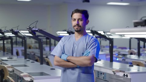 تعابير السعادة والثقة بالنفس ،التعليم الجامعي فى المملكه العربيه السعوديه ، طالب جامعي عربي سعودي بكلية الاسنان ينظر الى الكاميرا ويقف بايدي متقاطعه  ، مفهوم العنايه بصحة الفم، التدريب العملي  فى السعودية