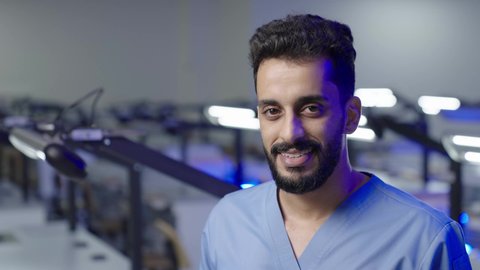 تعابير السرور والبهجة، طالب جامعي عربي سعودي بكلية الاسنان يقف بايدي متقاطعه  ، مفهوم العنايه بصحة الفم، التعليم الجامعي فى المملكه العربيه السعوديه ، النظر الى الكاميرا بايماءات السعاده والثقه بالنفس ، التدريب العملي  فى السعودية