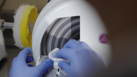 تصوير مقرب ليد طالب جامعي سعودي بكلية الأسنان يرتدي القفازات يقوم بنحت طاقم أسنان، معالجة التسوس وتركيب الحشوات، التعليم الجامعي فى المملكه العربيه السعوديه ،استخدام معدات وأدوات طب الأسنان، الأساليب العلاجية المتبعة للعناية بالفم