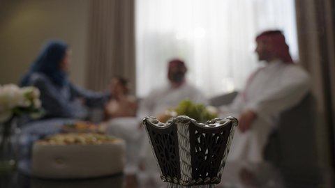  الاصالة والعراقة والتراث السعودي, عطورات وروائح خليجية مميزة، عائلة عربية خليجية سعودية بالتبخر والتطيب بخشب العود داخل المبخرة، عادات وتقاليد المجتمع السعودي في الأعياد والمناسبات الاسلامية