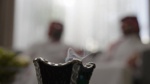  الاصالة والعراقة والتراث السعودي, عطورات وروائح خليجية مميزة، عائلة عربية خليجية سعودية بالتبخر والتطيب بخشب العود داخل المبخرة، عادات وتقاليد المجتمع السعودي في الأعياد والمناسبات الاسلامية