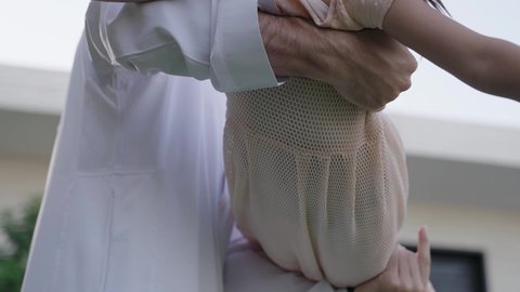 قضاء أوقات ممتعه مع الأهل الأبناء، رجل عربي خليجي سعودي يرتدي الثوب التقليدي والشماغ يرفع ابنته عاليا بإيماءات السعادة، المحافظة على الترابط الأسري، الاعتناء والاهتمام بالاطفال، اللعب والتسلية والترفيه مع العائلة في الهواء الطلق