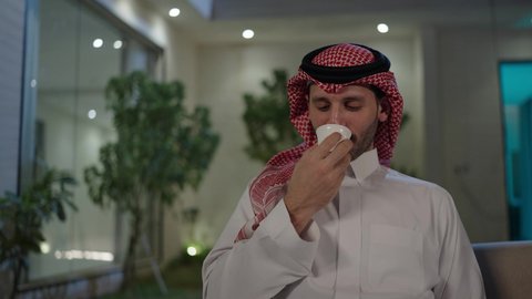 اجواء العائلة السعودية في العيد، حسن الضيافة والإستقبال و تقديم القهوة الساخنة،  بهجه وفرحة العيد بين الأهل والاقارب، عادات العيد في المجتمع السعودي الخليجي، زيارات وتجمعات العائلة في الأعياد والمناسبات 