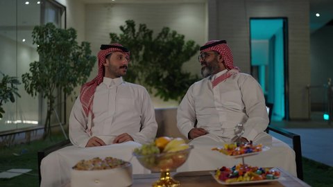 اجواء العائلة السعودية في العيد، حسن الضيافة والإستقبال و تقديم القهوة الساخنة،  بهجه وفرحة العيد بين الأهل والاقارب، عادات العيد في المجتمع السعودي الخليجي، زيارات وتجمعات العائلة في الأعياد والمناسبات 