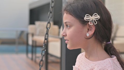  التأرجح على الأرجوحه, الإستمتاع باللعب في يوم مشمس, قضاء وقت ممتع في الخارج، فتاة عربيه سعوديه خليجيه مبتسمة تلعب في المنتزه بتعابير السرور والسعادة 