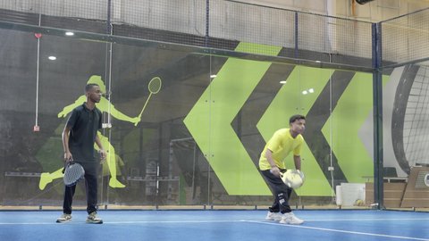 إسلوب الحياة الصحي، رياضات شبابية وأنشطة ترفيهية، الإتحاد السعودي للتنس، مفهوم اللياقة و الرشاقة ، شابان عربيان خليجيان سعوديان  يقومون بممارسة كرة التنس الأرضي ، لعب كرة المضرب في الملاعب العامة