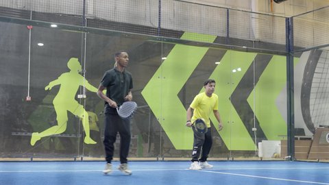 خوض المباريات والبطولات بتحدي وعزيمة، رياضات شبابية وأنشطة ترفيهية، الإتحاد السعودي للتنس، مفهوم اللياقة و الرشاقة ، شابان عربيان خليجيان سعوديان  يقومون ممارسة كرة التنس الأرضي ، لعب كرة المضرب في الملاعب العامة