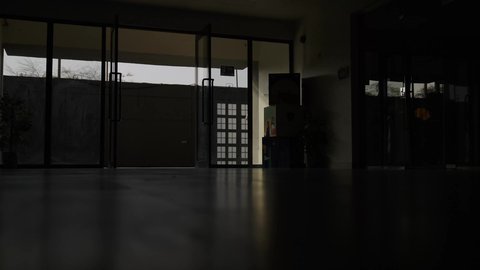 فصل دراسي جديد، التعليم في المملكة العربية السعودية،تصوير ظلي لطالبان عربيان خليجيان سعوديان يرتديان الثوب الابيض و الشماغ يحملان الحقيبة المدرسية يسيران داخل المدرسة