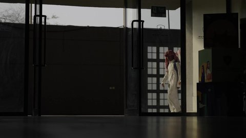 العودة الى المدارس التعليمية في المملكة،  الاستعداد  للبدء بالعام الدراسي الجديد،  التعليم في المملكة العربية السعودية،تصوير ظلي لطالبان عربيان خليجيان سعوديان يرتديان الثوب الابيض و الشماغ يحملان الحقيبة المدرسية يسيران داخل المدرسة