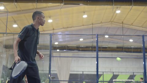 رياضات شبابية وأنشطة ترفيهية، الإتحاد السعودي للتنس، مفهوم اللياقة و الرشاقة ، شابان عربيان خليجيان سعوديان  يقومون ممارسة كرة التنس الأرضي ، لعب كرة المضرب في الملاعب العامة