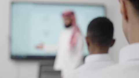 المشاركة الفعالة للتلاميذ، النشاط داخل الفصل الدراسي، تصوير مقرب لطالب عربي خليجي سعودي يرفع يديه للإجابة عن السؤال، تطور طريقة التدريس في السعودية