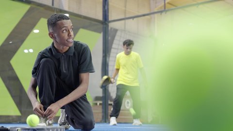 العاب و تدريبات رياضية، الإتحاد السعودي للتنس، مفهوم اللياقة و الرشاقة ، شابان عربيان خليجيان سعوديان  يقومون ممارسة كرة التنس الأرضي ، لعب كرة المضرب في الملاعب العامة، انشطه ترفيهيه ورياضات شبابية