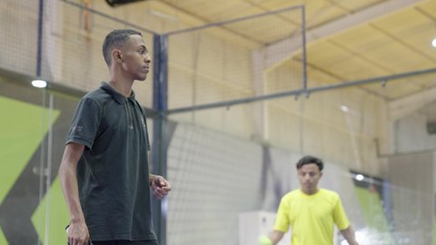 الإتحاد السعودي للتنس، مفهوم اللياقة و الرشاقة ، شابان عربيان خليجيان سعوديان  يقومون ممارسة كرة التنس الأرضي ، لعب كرة المضرب في الملاعب العامة، العاب و تدريبات رياضية ، انشطه ترفيهيه ورياضات شبابية