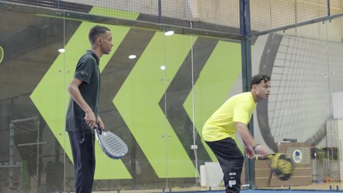 مفهوم اللياقة و الرشاقة ، شابان عربيان خليجيان سعوديان  يقومون ممارسة كرة التنس الأرضي ، لعب كرة المضرب في الملاعب العامة، العاب و تدريبات رياضية ، انشطه ترفيهيه ورياضات شبابية، الإتحاد السعودي للتنس