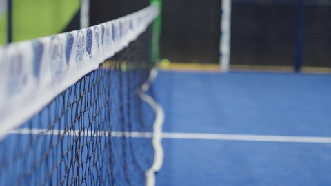 الاهتمام بالصحة واللياقة البدنية، ملعب واسع في إحدى المدارس الحديثة بالمملكة العربية السعودية،ممارسة الأنشطة الرياضية وكرة القدم، أرضية عشبية خضراء