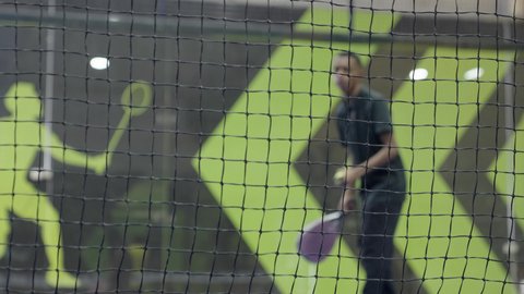 خوض المباريات والبطولات بتحدي وعزيمة، القيام بتمرينات رياضة التنس، رياضات شبابية وأنشطة ترفيهية،شاب عربي خليجي سعودي يرتدي ملابس رياضية يلعب مباراة كرة المضرب، التدرب على إتقان لعبة البادل، تعابير وإيماءات تدل على الحماس والاندماج بالتمرين