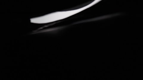 تأدية الواجبات المدرسية، التعليم في سلطنة عمان،الإستعداد للعام الدراسي الجديد، العودة إلى المدارس، طالب عربي خليجي عماني يجلس في مقعده يقوم بادخال الكتاب الى الشنطة