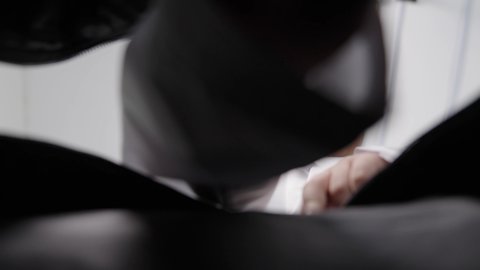 التعليم في سلطنة عمان،تأدية الواجبات المدرسية، الإستعداد للعام الدراسي الجديد، العودة إلى المدارس، طالب عربي خليجي عماني يجلس في مقعده يقوم بادخال الكتاب الى الشنطة