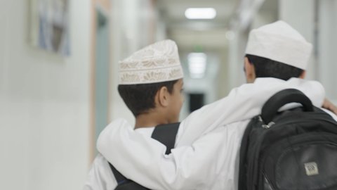 ايماءات السعاده والمرح, مفهوم الموده والالفه ، وقت اللعب والترفيه, طلاب عرب عمانيون خليجيون يخرجون الى بهو المدرسه, الإستعداد للفصل الدراسي الجديد, مدارس أكاديميه في سلطنة عمان