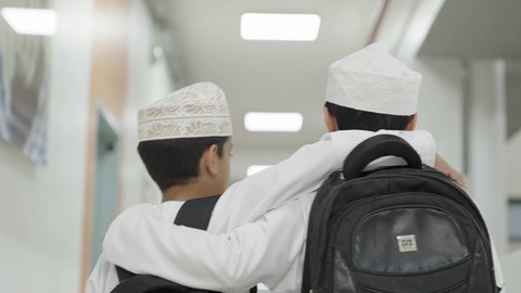 مفهوم الموده والالفه ، وقت اللعب والترفيه, طلاب عرب عمانيون خليجيون يخرجون الى بهو المدرسه, ايماءات السعاده والمرح, الإستعداد للفصل الدراسي الجديد, مدارس أكاديميه في سلطنة عمان