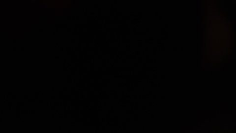 مفهوم التعليم والثقافه,الاستمتاع بقراءة الكتب المدرسية، ولد عربي خليجي عماني مبتسم يرتدي الدشداشه والكمه والحقيبة ونظارة يمسك الكتاب بيده فى المكتبه المدرسيه ، النظر الى الكاميرا بايماءات السرور والسعاده