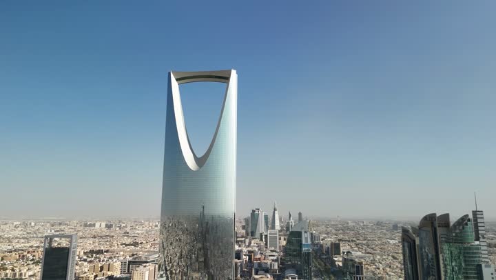 معلم سياحي مشهور، الأبراج وناطحات السحاب، النمو والتطور والتقدم العمراني، أسلوب الحياة في العاصمة، المباني والمعالم التجارية المشهورة في السعودية، الفن الهندسي المعماري على الطراز المتطور والحديث، تصوير جوي لبرج المملكة الشهير في مدينة الرياض