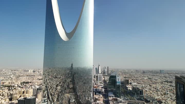 معلم سياحي مشهور، الأبراج وناطحات السحاب، النمو والتطور والتقدم العمراني، أسلوب الحياة في العاصمة، المباني والمعالم التجارية المشهورة في السعودية، الفن الهندسي المعماري على الطراز المتطور والحديث، تصوير جوي لبرج المملكة الشهير في مدينة الرياض