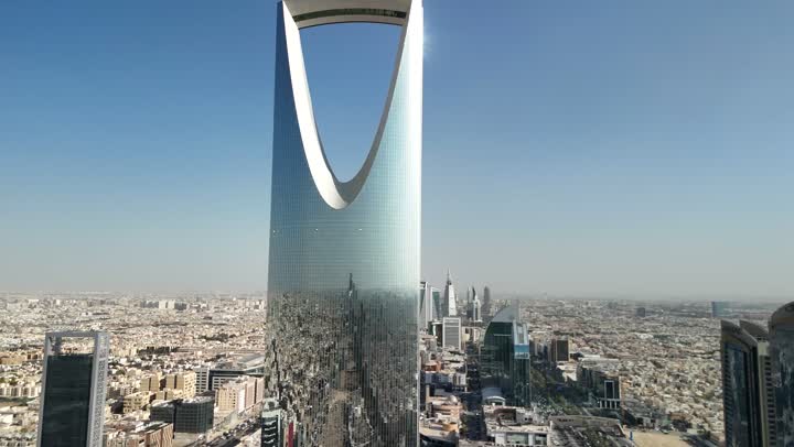 معلم سياحي مشهور، الأبراج وناطحات السحاب، النمو والتطور والتقدم العمراني، أسلوب الحياة في العاصمة، المباني والمعالم التجارية المشهورة في السعودية، الفن الهندسي المعماري على الطراز المتطور والحديث، تصوير جوي لبرج المملكة الشهير في مدينة الرياض