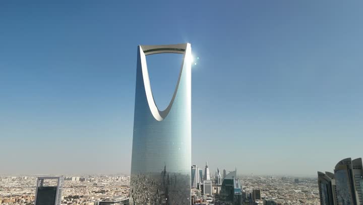 الأبراج وناطحات السحاب، النمو والتطور والتقدم العمراني، أسلوب الحياة في العاصمة، المباني والمعالم التجارية المشهورة في السعودية، الفن الهندسي المعماري على الطراز المتطور والحديث، تصوير جوي لبرج المملكة الشهير في مدينة الرياض