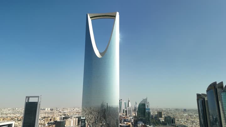 الأبراج وناطحات السحاب، النمو والتطور والتقدم العمراني، أسلوب الحياة في العاصمة، المباني والمعالم التجارية المشهورة في السعودية، الفن الهندسي المعماري على الطراز المتطور والحديث، تصوير جوي لبرج المملكة الشهير في مدينة الرياض