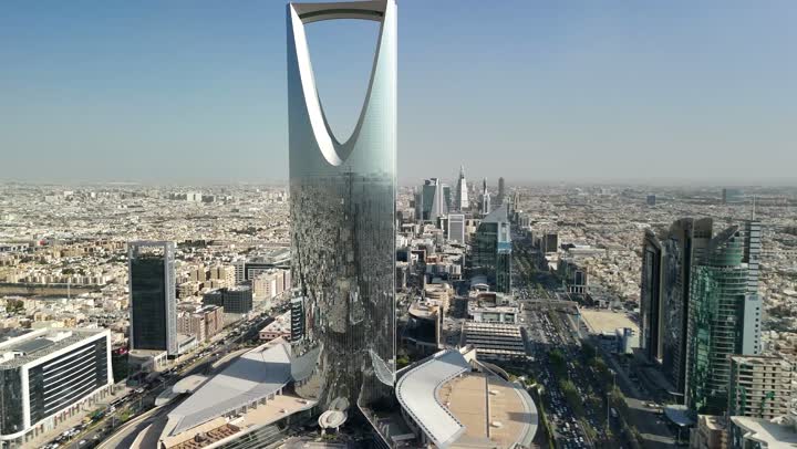 التطور والنمو والتقدم العمراني، الفن الهندسي المعماري على الطراز المتطور والحديث، معلم سياحي مشهور، الأبراج وناطحات السحاب، أسلوب الحياة في العاصمة، المباني والمعالم التجارية المشهورة في السعودية، تصوير جوي لبرج المملكة الشهير في مدينة الرياض