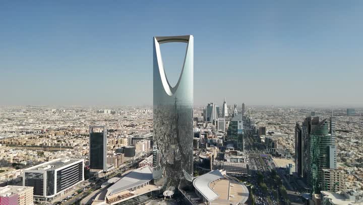 التطور والنمو والتقدم العمراني، الفن الهندسي المعماري على الطراز المتطور والحديث، معلم سياحي مشهور، الأبراج وناطحات السحاب، أسلوب الحياة في العاصمة، المباني والمعالم التجارية المشهورة في السعودية، تصوير جوي لبرج المملكة الشهير في مدينة الرياض