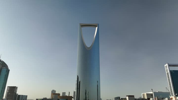 المباني والمعالم التجارية المشهورة في السعودية، الفن الهندسي المعماري على الطراز المتطور والحديث، تصوير جوي لبرج المملكة الشهير في مدينة الرياض، الأبراج وناطحات السحاب، النمو والتطور والتقدم العمراني، أسلوب الحياة في العاصمة