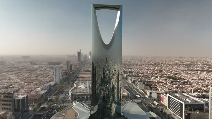 المباني والمعالم التجارية المشهورة في السعودية، الفن الهندسي المعماري على الطراز المتطور والحديث، تصوير جوي لبرج المملكة الشهير في مدينة الرياض، الأبراج وناطحات السحاب، النمو والتطور والتقدم العمراني، أسلوب الحياة في العاصمة