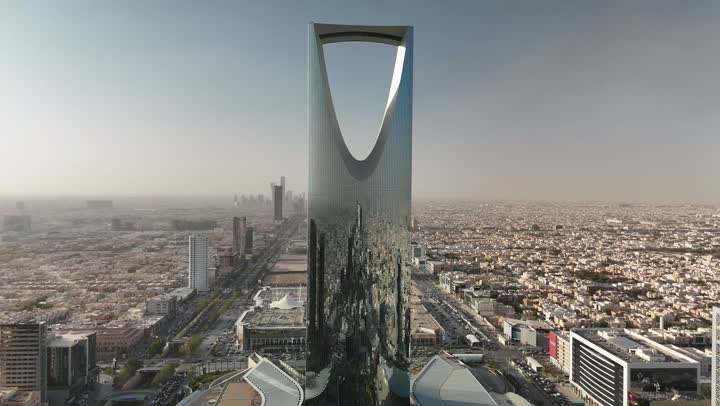 المباني والمعالم التجارية المشهورة في السعودية، الفن الهندسي المعماري على الطراز المتطور والحديث، تصوير جوي لبرج المملكة الشهير في مدينة الرياض، الأبراج وناطحات السحاب، النمو والتطور والتقدم العمراني، أسلوب الحياة في العاصمة