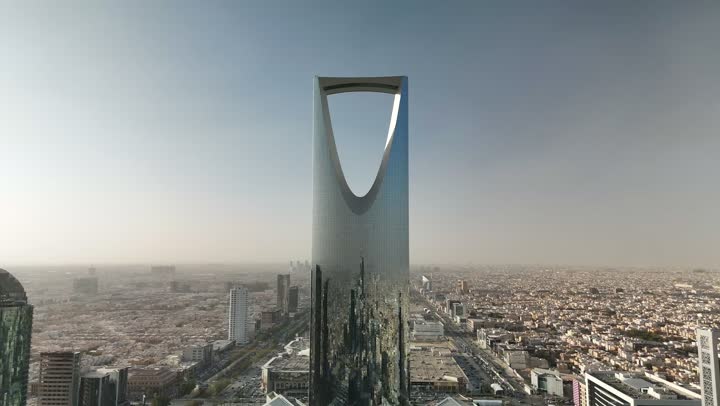 أسلوب الحياة في العاصمة، المباني والمعالم التجارية المشهورة في السعودية، الفن الهندسي المعماري على الطراز المتطور والحديث، تصوير جوي لبرج المملكة الشهير في مدينة الرياض، الأبراج وناطحات السحاب، النمو والتطور والتقدم العمراني