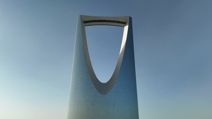 أسلوب الحياة في العاصمة، المباني والمعالم التجارية المشهورة في السعودية، الفن الهندسي المعماري على الطراز المتطور والحديث، تصوير جوي لبرج المملكة الشهير في مدينة الرياض، الأبراج وناطحات السحاب، النمو والتطور والتقدم العمراني