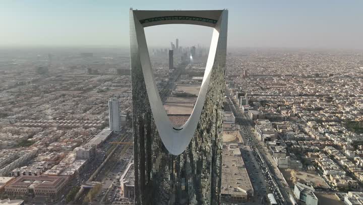 النمو والتطور والتقدم العمراني، أسلوب الحياة في العاصمة، المباني والمعالم التجارية المشهورة في السعودية، الفن الهندسي المعماري على الطراز المتطور والحديث، تصوير جوي لبرج المملكة الشهير في مدينة الرياض، الأبراج وناطحات السحاب