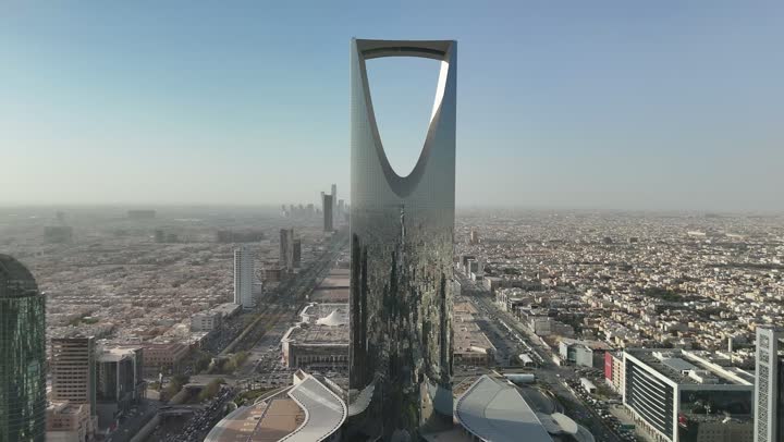 النمو والتطور والتقدم العمراني، أسلوب الحياة في العاصمة، المباني والمعالم التجارية المشهورة في السعودية، الفن الهندسي المعماري على الطراز المتطور والحديث، تصوير جوي لبرج المملكة الشهير في مدينة الرياض، الأبراج وناطحات السحاب