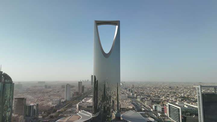 النمو والتطور والتقدم العمراني، أسلوب الحياة في العاصمة، المباني والمعالم التجارية المشهورة في السعودية، الفن الهندسي المعماري على الطراز المتطور والحديث، تصوير جوي لبرج المملكة الشهير في مدينة الرياض، الأبراج وناطحات السحاب